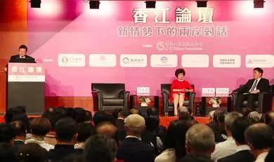 中国国民党副主席郝龙斌(台上右)和大陆海峡两岸关系协会副会长孙亚夫(台上左)17日在香港出席香江论坛,谈两岸关系。