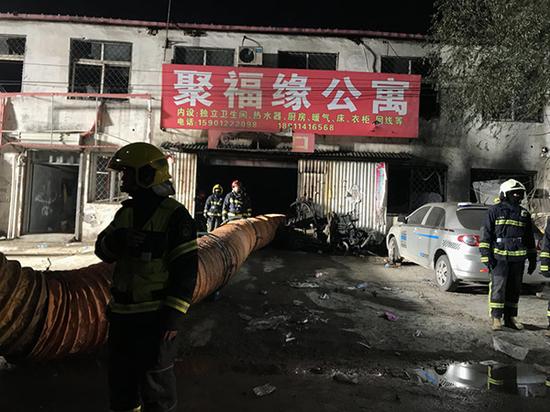 北京大兴火灾:事发公寓管理员铁锤砸门帮住户逃生