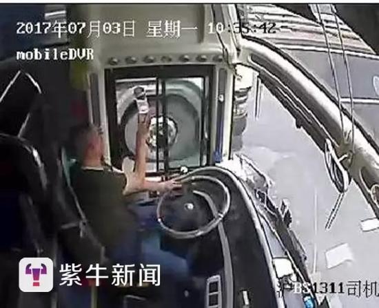 高速路上一边疯狂“飙车”，还一边互扔矿泉水和水杯。