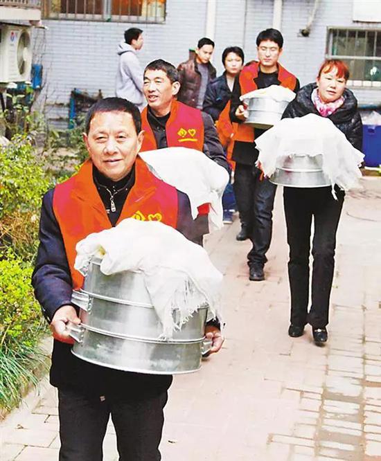 陈淑梅和李其云的事迹感动了乡邻，人们纷纷为他俩提供帮助。图为志愿者帮助陈淑梅夫妇卖包子馒头。