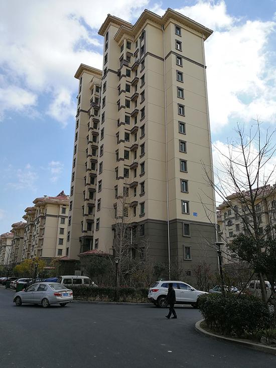 死者纪尚（化名）的家位于青岛城阳区仲村社区一栋14层的安置房。澎湃新闻记者 朱远祥 图