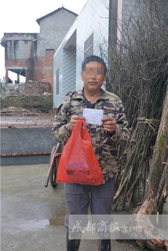 一位村民展示他买的药品和费用单。