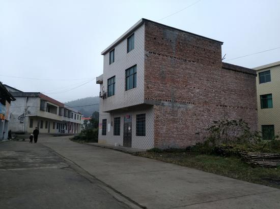 肖维和熊务美的家,日常平凡紧闭,不常开门。