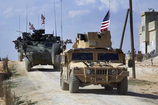 资料图片：网络上流传的在叙利亚境内作战的美军“斯特赖克”及悍马战车。（图片来源于网络）