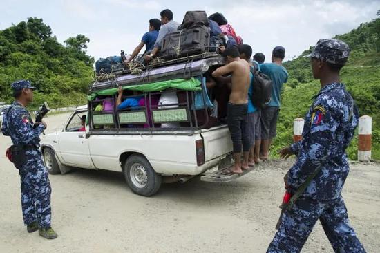 8月28日，缅甸边防警察在若开邦孟都地区附近检查过往车辆及人员。