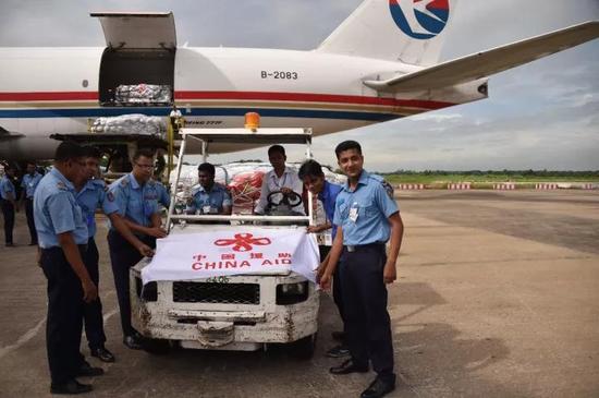  9月28日，在孟加拉国吉大港国际机场，工作人员从飞机上卸载救援物资。新华社记者刘春涛摄