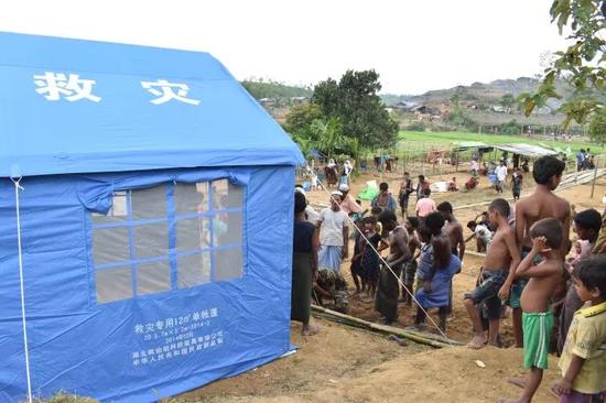  在科克斯巴扎尔，孟加拉国军方协助罗兴亚难民搭建由中方捐助的帐篷。新华社发（吉伯摄）