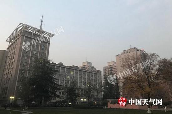 今晨,北京能见度降低,空气质量不佳。