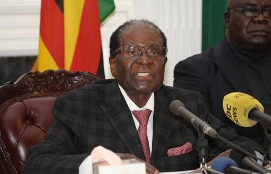 当地时间2017年11月19日，津巴布韦哈拉雷，津巴布韦总统穆加贝发表全国电视讲话，期间只字未提要辞去津巴布韦总统职位一事。 东方IC 图