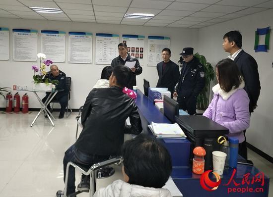 民警现场协调,左二为物业公司负责人张青松