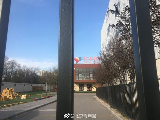 家长在门外等待