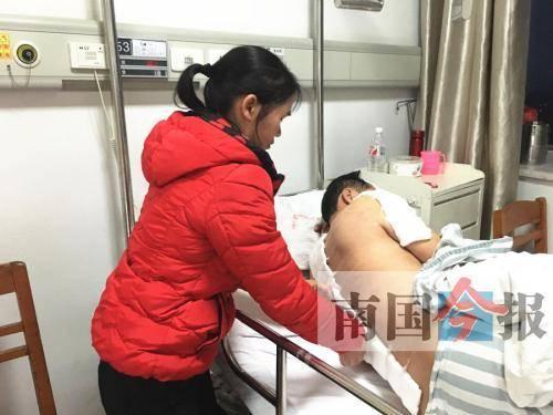 韦师傅受伤后，其妻只好停工，在医院照看。