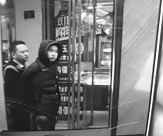 11月21日,抢走金器的嫌疑人宋某亮被警方带到金器店指认现场。受访者供图