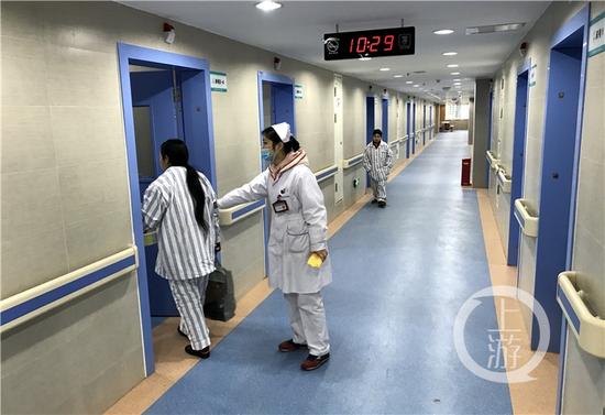 重庆市精神病院搬迁:警车开道 726名患者顺利