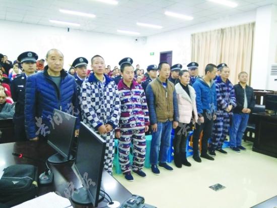 8名犯罪嫌疑人被公开审理。
