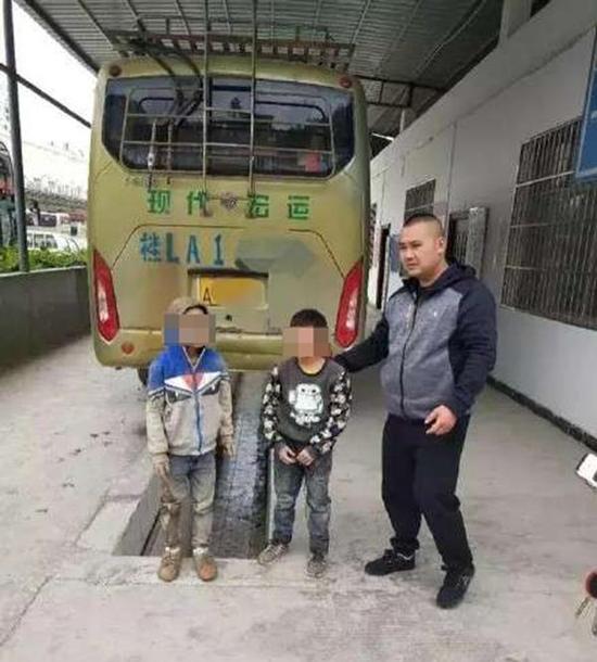 两名小男孩为逃学 挂在大客车底盘下跟车90公里