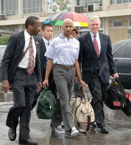 当地时间2010年8月27日，朝鲜平壤，美国公民戈梅斯提着行李准备登机。 东方IC 资料