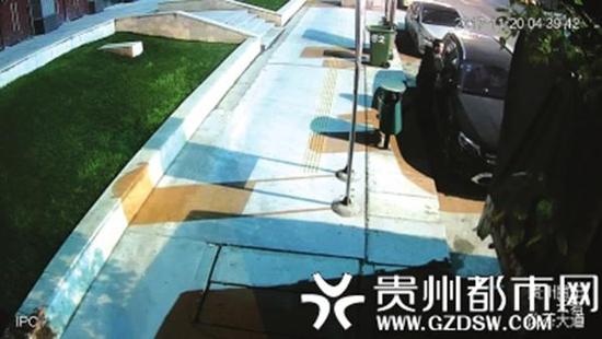 11月20日,罗某撬盗一辆奔驰越野车。截屏图