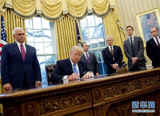 ▲资料图片：1月23日，美国总统特朗普签署行政命令，正式宣布美国退出跨太平洋伙伴关系协定（TPP）。