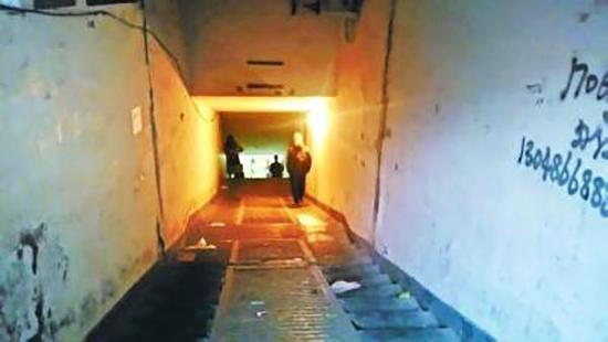 地下室入口处台阶陡峭。北京晚报 图