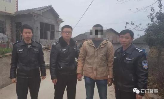 张某（右二）被石门县公安局依法行政拘留五日。  石门警事微信公众号 图