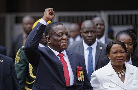 11月24日，津巴布韦新任总统姆南加古瓦在首都哈拉雷出席宣誓就职仪式。