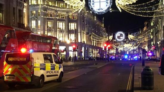 伦敦牛津广场地铁站被疏散，现场有武装警察。图源：BBC
