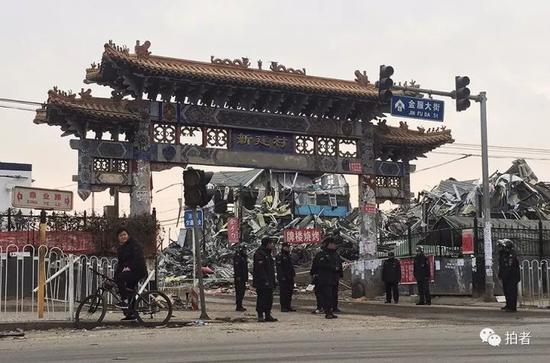 ▲2017年11月25日，大兴区新建村，有些公寓已经被拆除。摄影/新京报记者尹亚飞