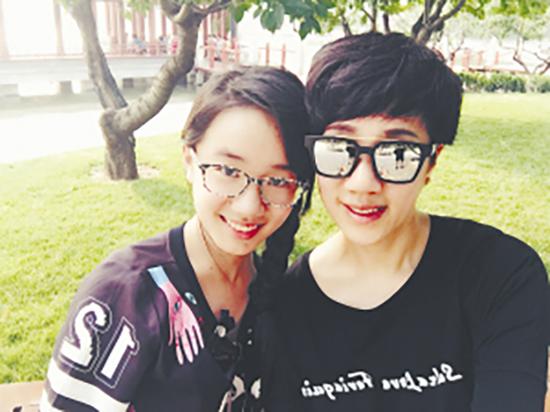 辣妈(右)与女儿合影。 朋友圈截图