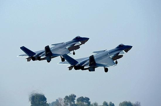 2017年7月，中国空军歼-20战斗机双机编队起飞。视觉中国 资料