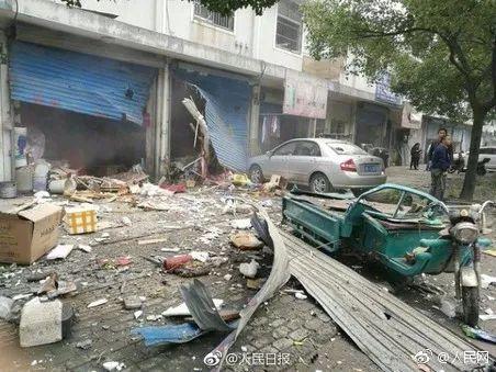 ▲爆炸造成了严重的损毁 图据@人民日报微博
