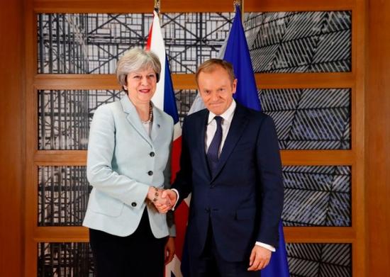 英国首相特蕾莎·梅（左）在会上跟欧盟主席图斯克（右）会面。（图源：法新社）
