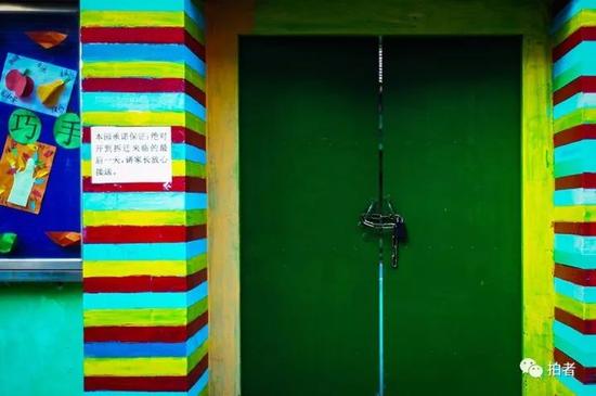 　　▲2017年11月22日，大兴区新建村，村中的幼儿园已经闭门，一旁的通知上写着“本院承诺，绝对开到迁拆的最后一天”。摄影/新京报记者彭子洋