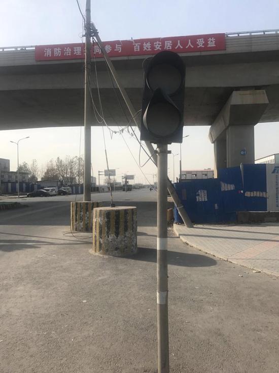 北京南六环，张俊杰上学路上一个坏掉的红绿灯