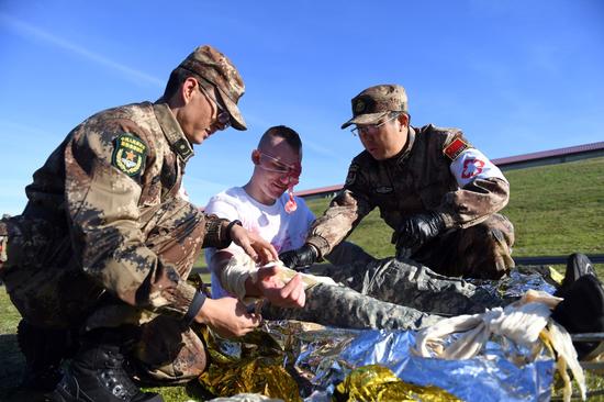 在美国俄勒冈州锡赛德的国民警卫队拉里叶军营，中美两军参演人员一同救治“伤员”。新华社记者殷博古摄