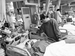 李学彬生前在医院接受治疗的场景。