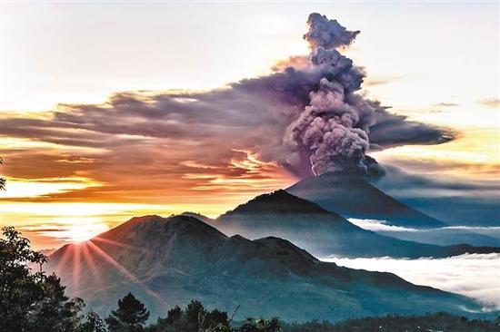 印尼巴厘岛火山喷发 火山灰如柱冲天