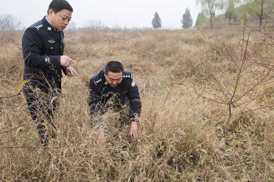 “7.20”專案組民警在勘驗現(xiàn)場