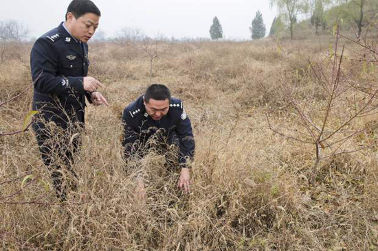 “7.20”专案组民警在勘验现场