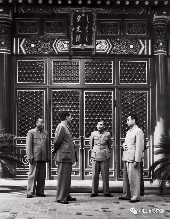 毛澤東、朱德、周恩來、陳雲在中南海紫光閣，1954年 侯波 攝