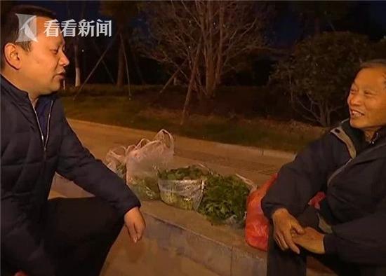 为让卖菜老人早点回家 小区业主每天轮流包揽