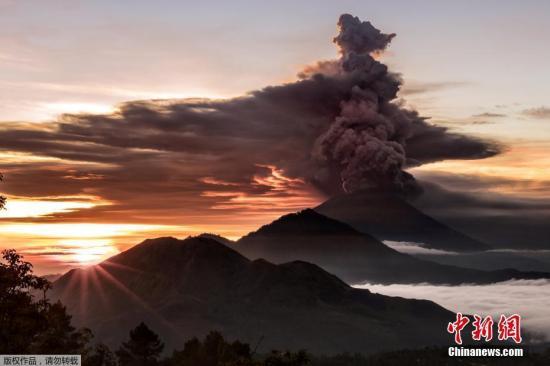 当地时间11月27日，印度尼西亚巴厘岛阿贡火山日前接连喷发，当地民众和当局都对此提高警惕。