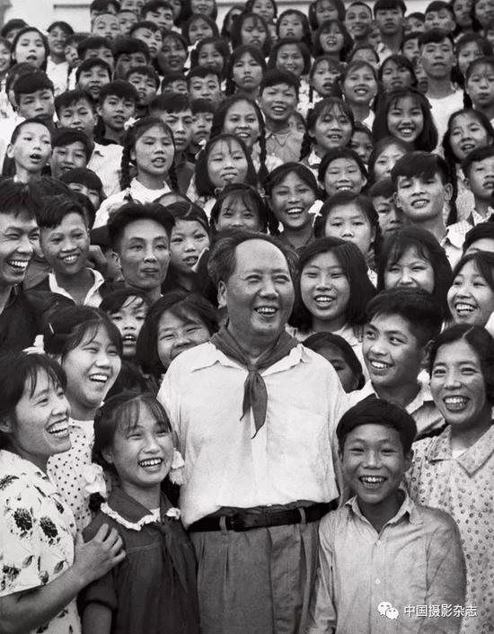 毛澤東和韶山中學的師生們，1959年 侯波 攝