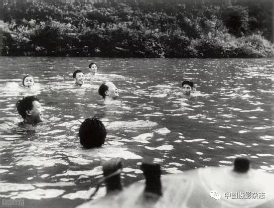 毛泽东在韶山老家，1959年 侯波 摄