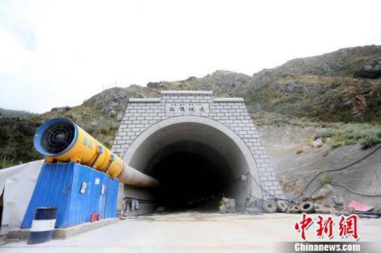 川藏铁路拉萨至林芝段上的拉嘎隧道。中新网 图