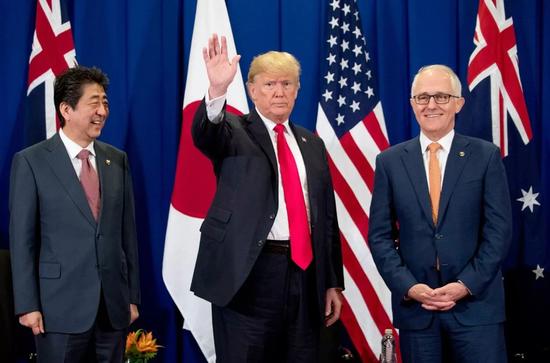▲11月13日,澳大利亚总理特恩布尔、日本首相安倍晋三与美国总统特朗普在菲律宾第31届东盟领导人峰会上举行会晤。