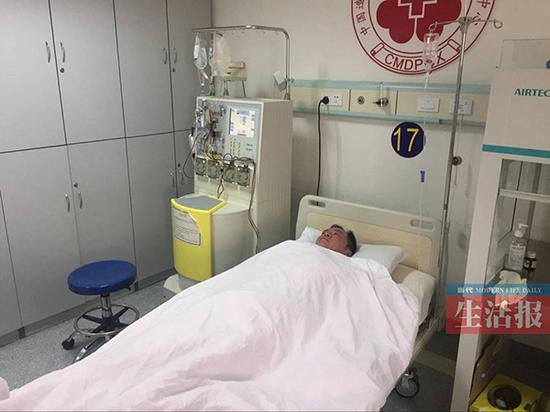 李培廷正在接受造血干细胞采集。  广西新闻网-当代生活报 图
