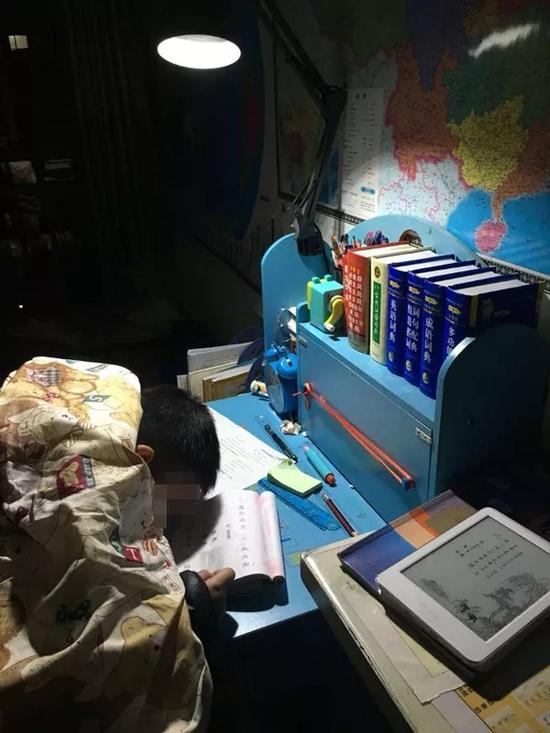8岁孩子做作业睡着 妈妈心疼晒照片(图)