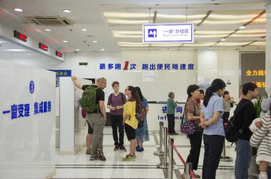 浙江金华出入境管理局“最多跑一次”改革,打造“一窗受理集成服务”。 浙江在线 资料图
