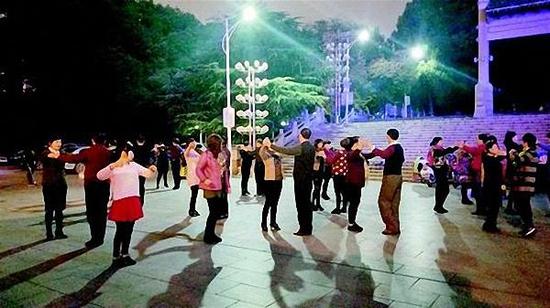 施洋烈士陵园内的跳舞人群。 楚天都市报 图